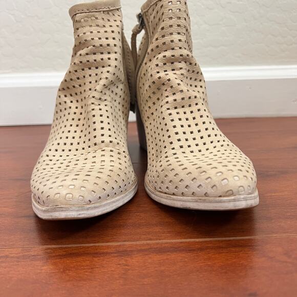 Dolce Vita Cream Whitewash Block Heel Almond Toe Perforated Booties Womens 8 - Picture 10 of 14